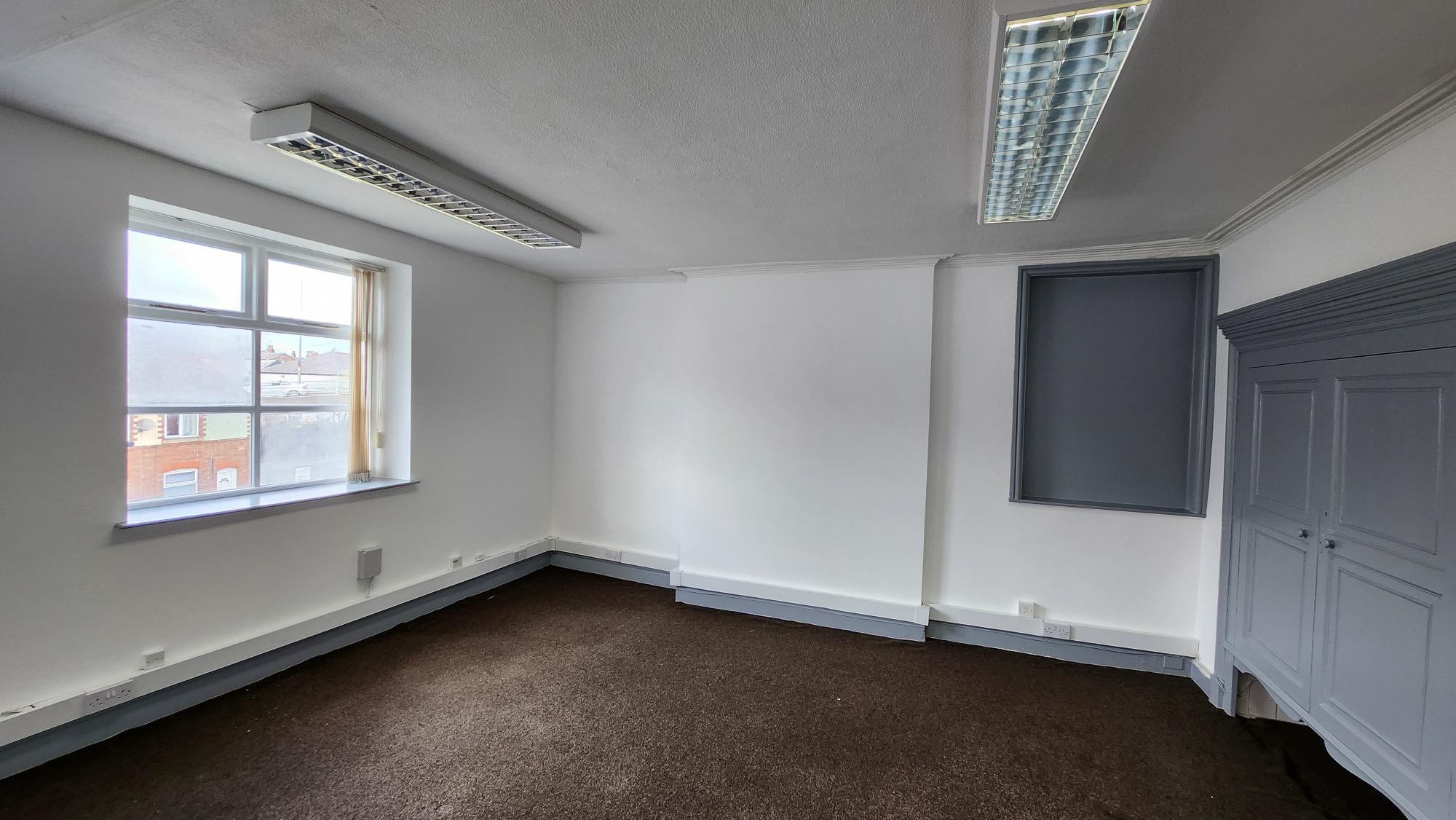 Office in Macclesfield - photo 2