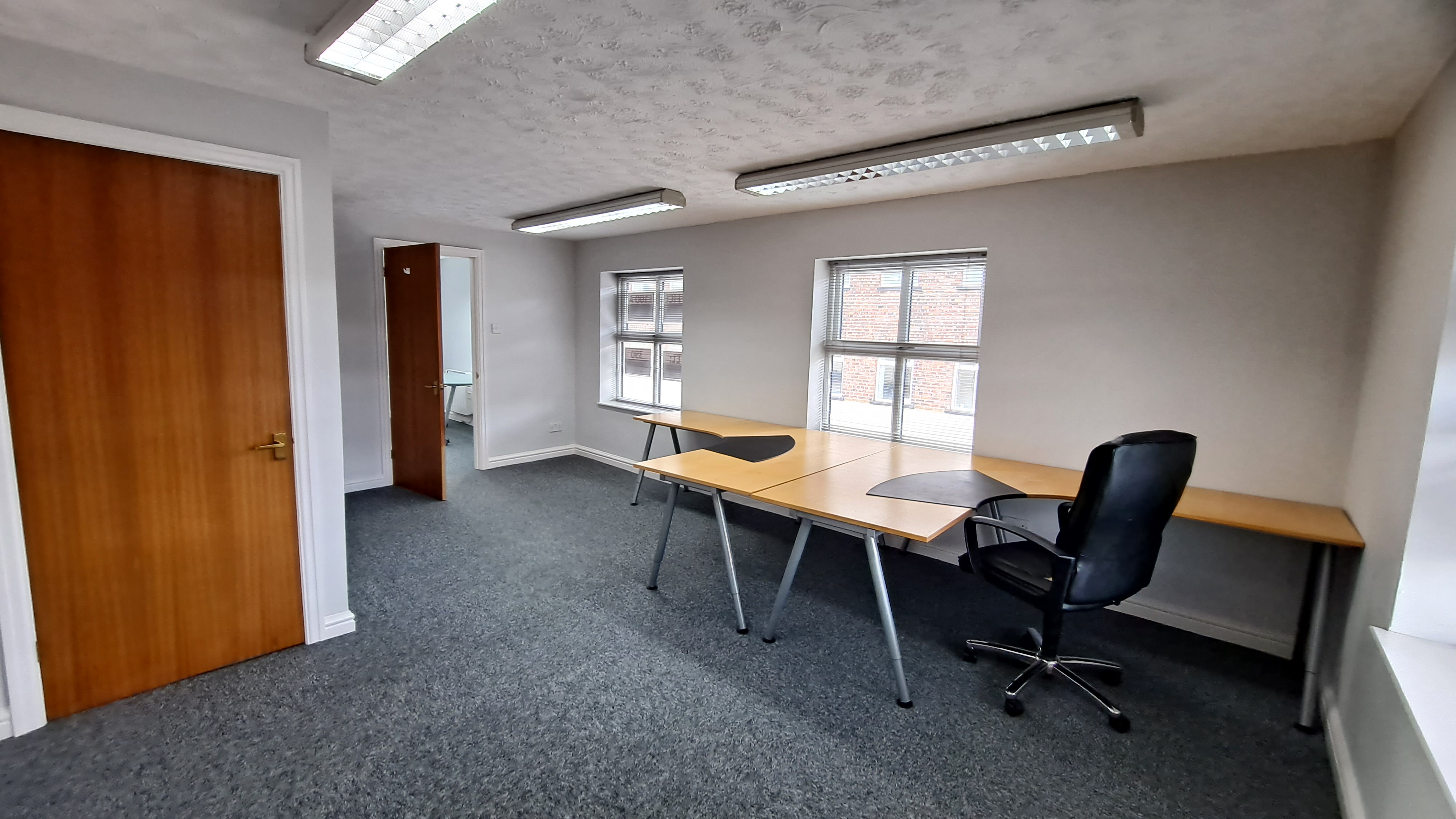 Office in Macclesfield - photo 2