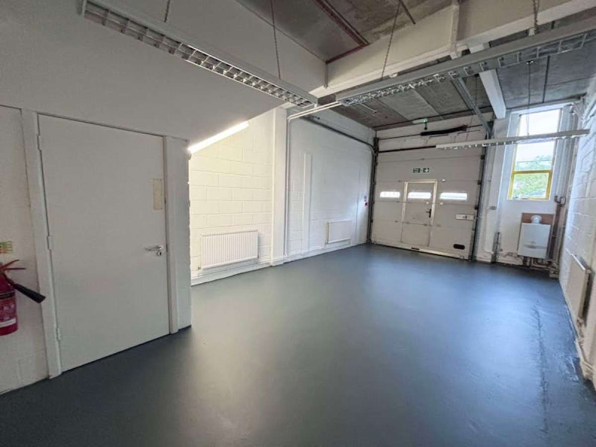 Industrial Unit in Farnborough - photo 3