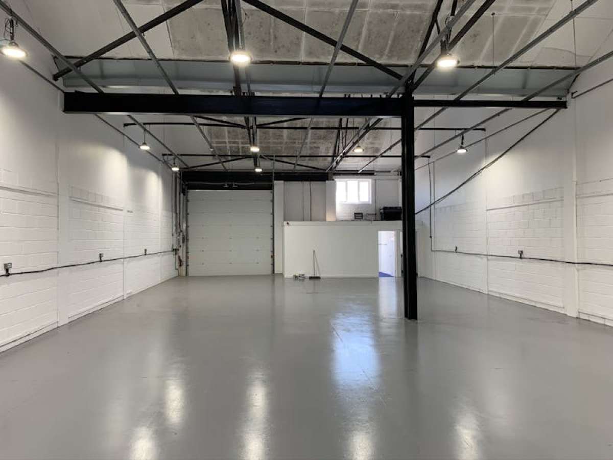 Industrial Unit in Basingstoke - photo 3