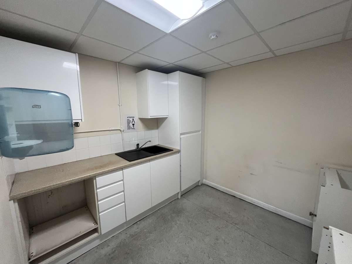 Industrial Unit in Crawley - photo 3
