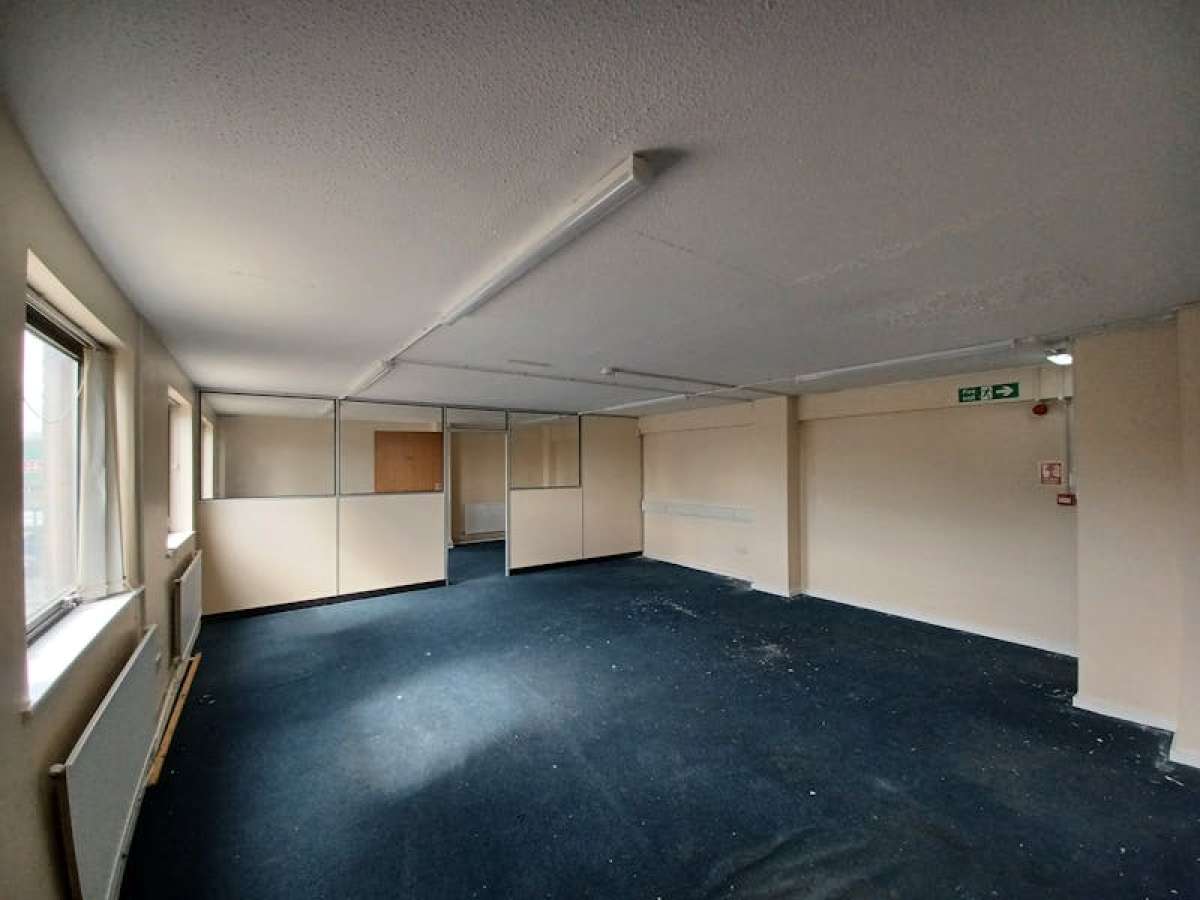 Industrial Unit in Croydon - photo 3
