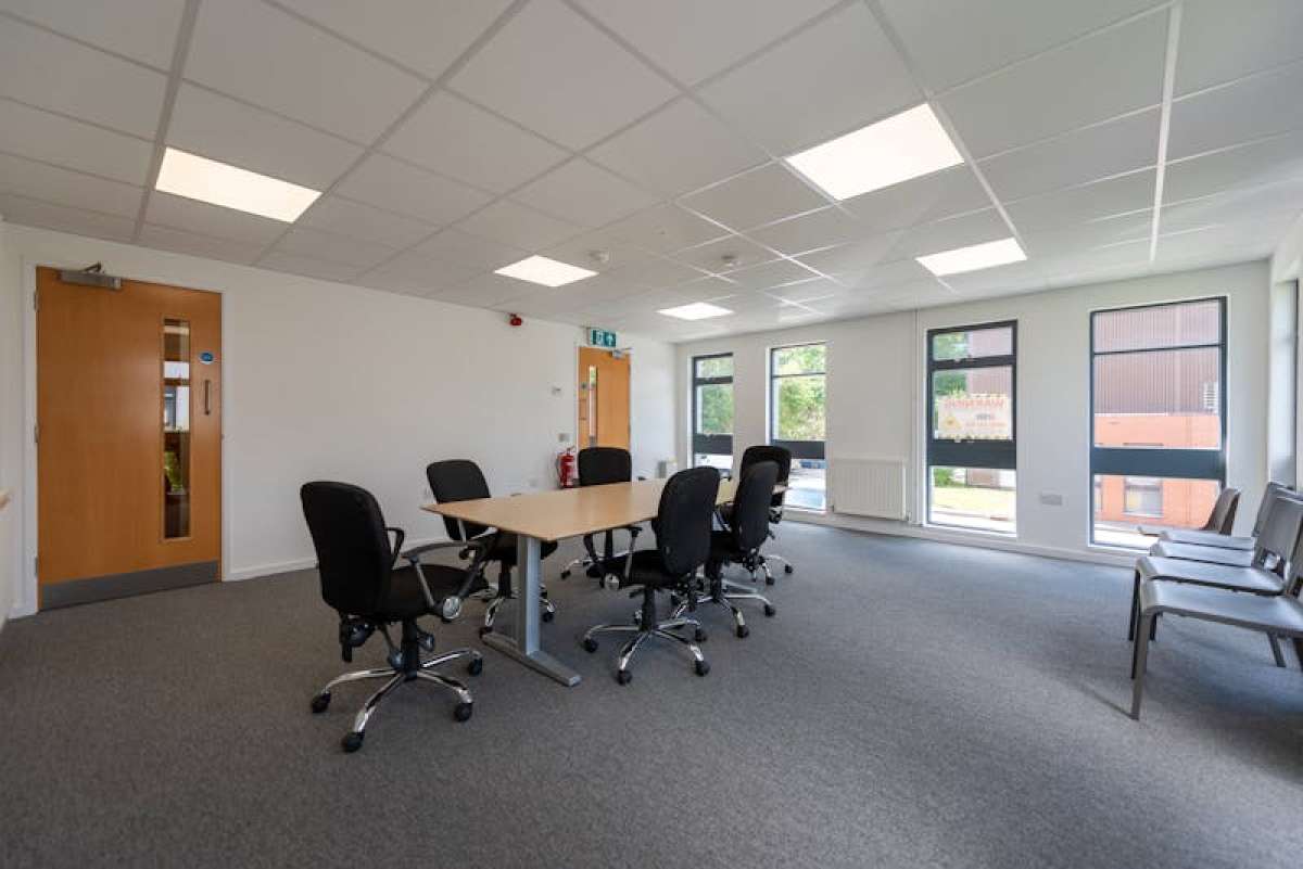 Industrial Unit in Basingstoke - photo 4