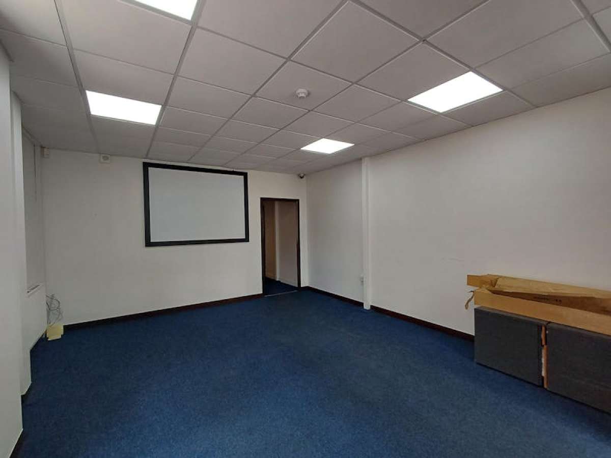 Industrial Unit in Crawley - photo 3