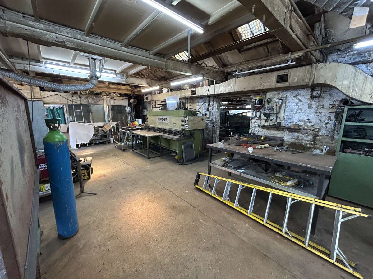 Industrial Unit in Huddersfield - photo 3