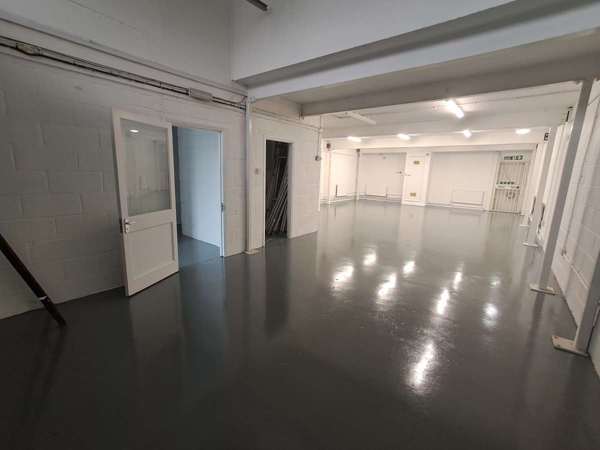 Industrial Unit in Croydon - photo 2