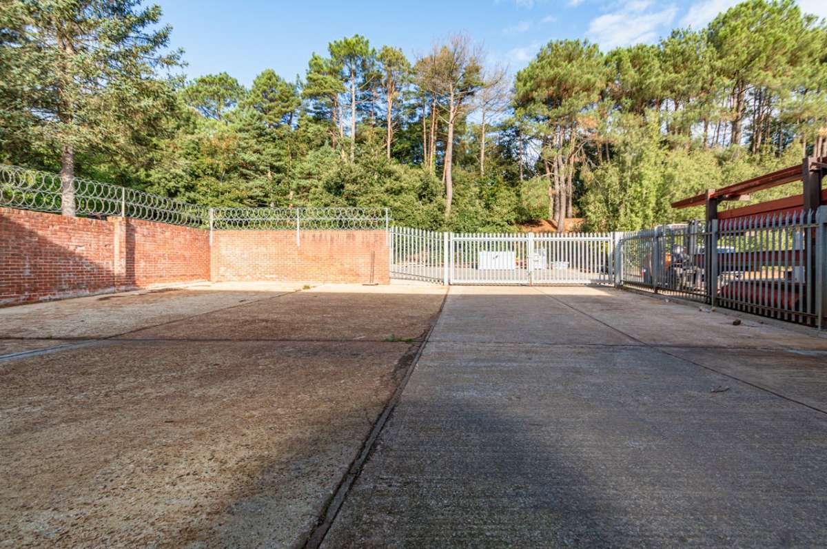 Industrial Unit in Poole - photo 4