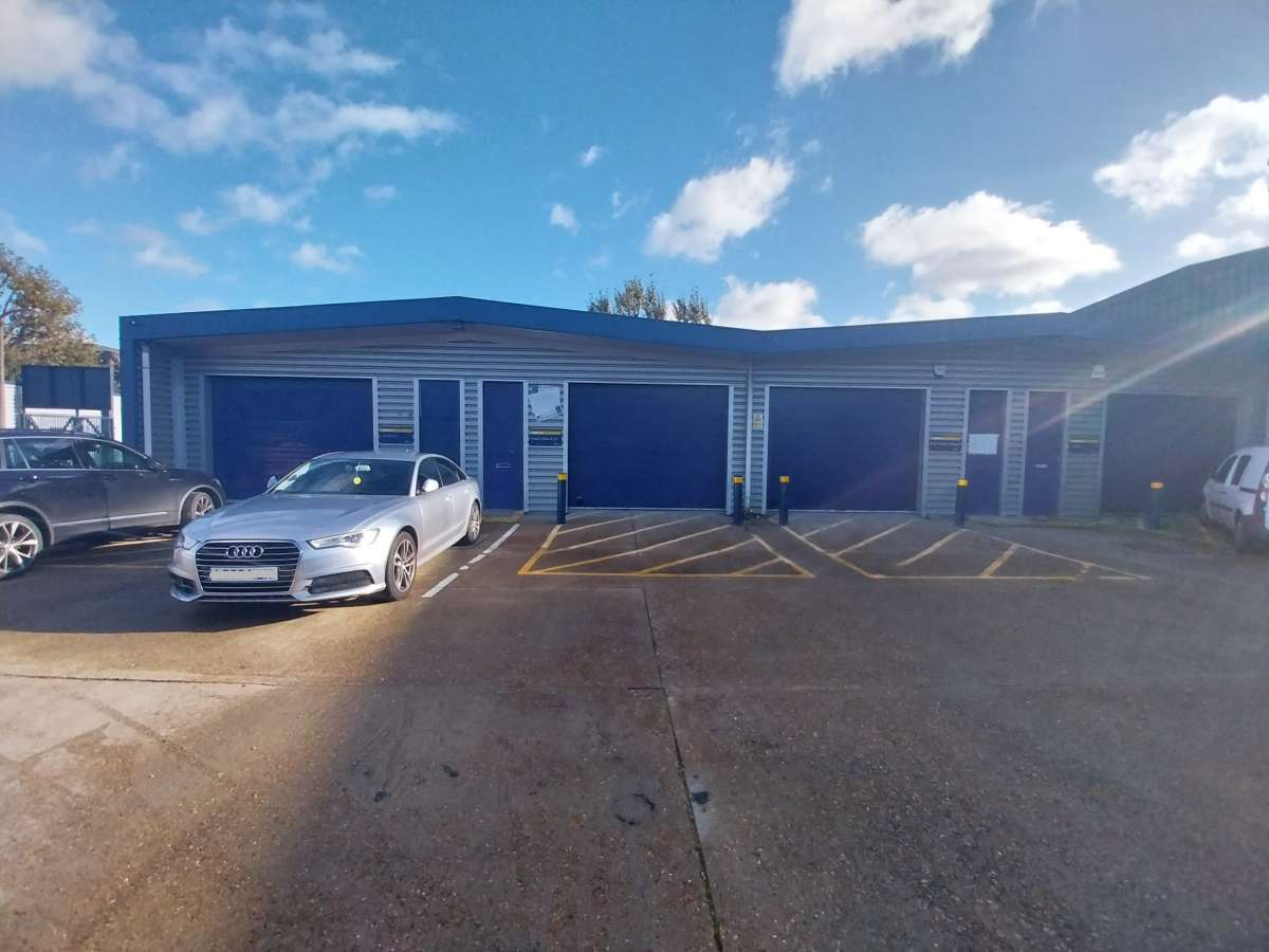 Industrial Unit in London - photo 2