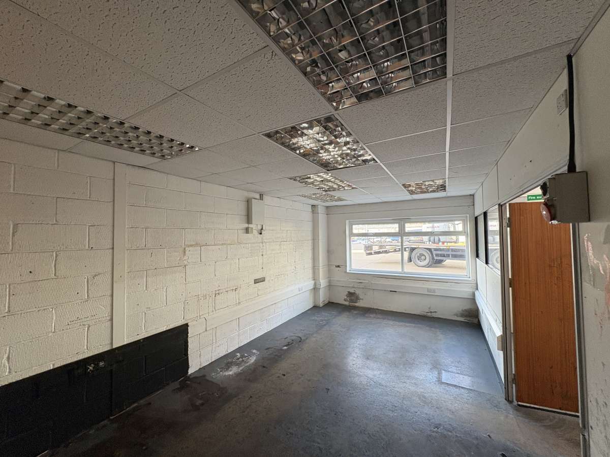 Industrial Unit in Crawley - photo 4