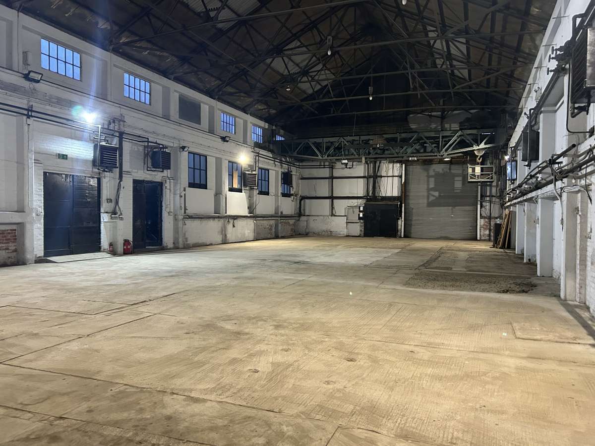 Industrial Unit in Salford - photo 4