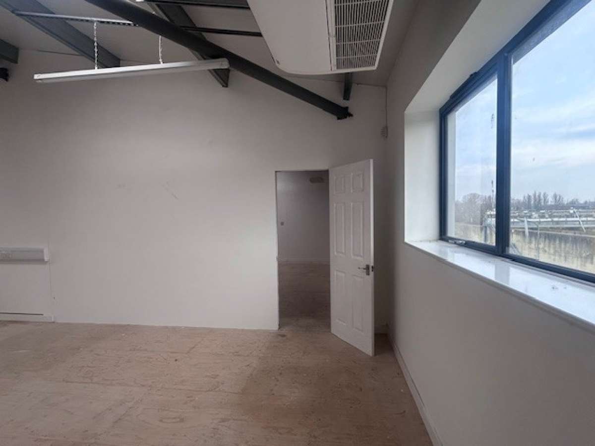 Industrial Unit in Hitchin - photo 3