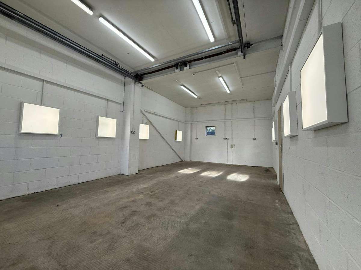 Industrial Unit in Southampton - photo 3