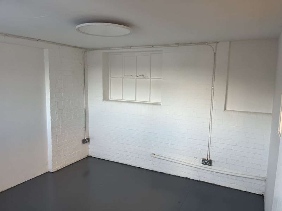 Industrial Unit in London - photo 3