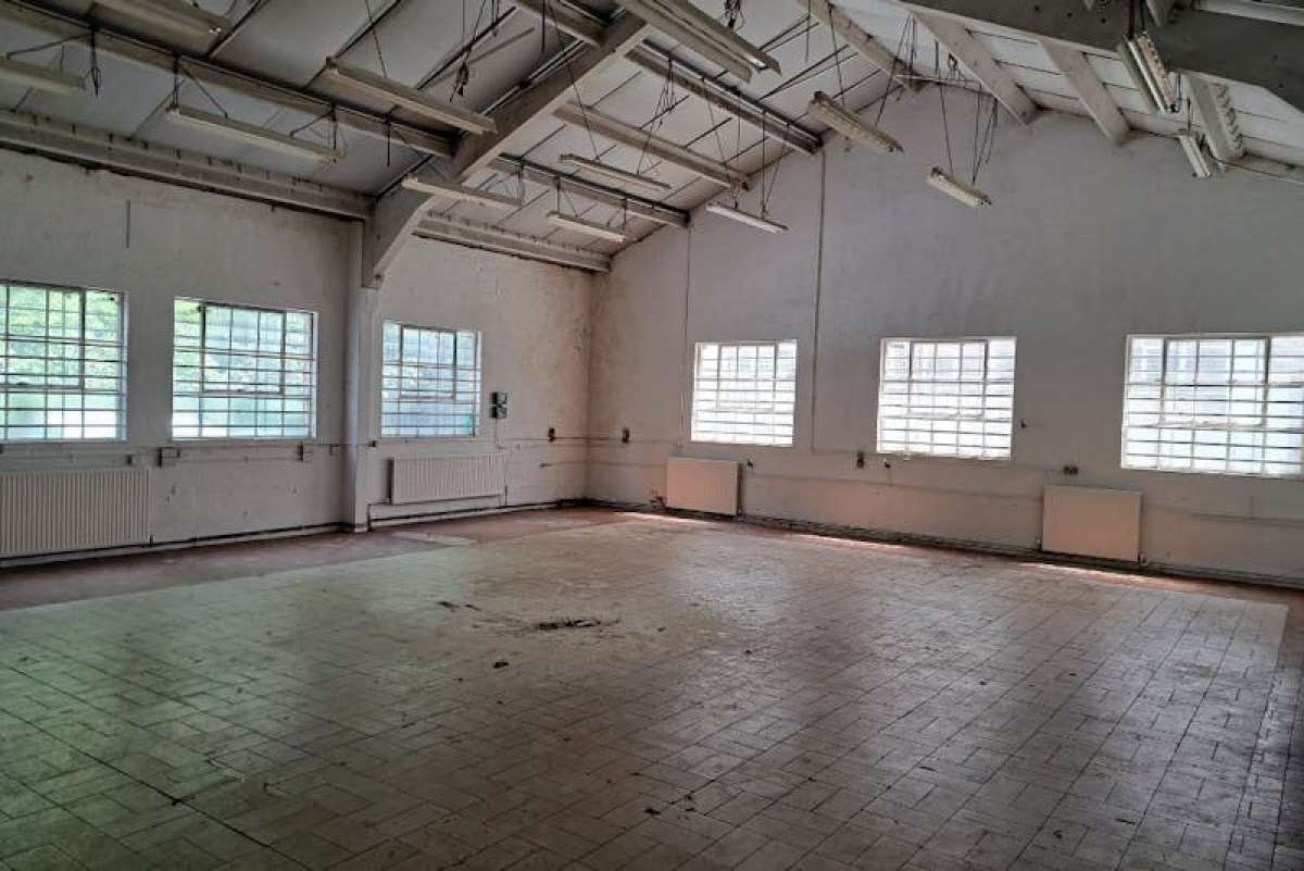 Industrial Unit in London - photo 2