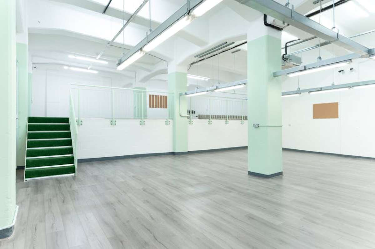 Industrial Unit in London - photo 2