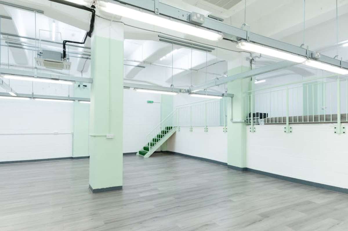 Industrial Unit in London - photo 2