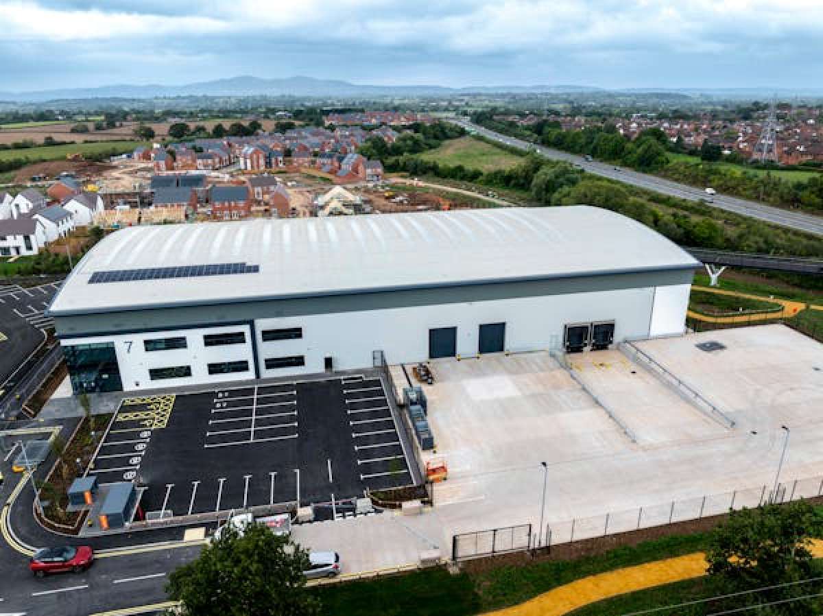 Industrial Unit in Worcester - photo 2