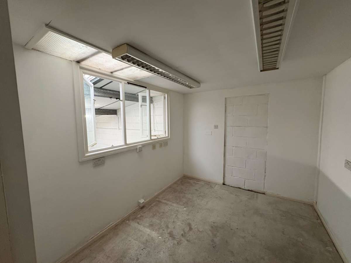 Industrial Unit in Southampton - photo 3