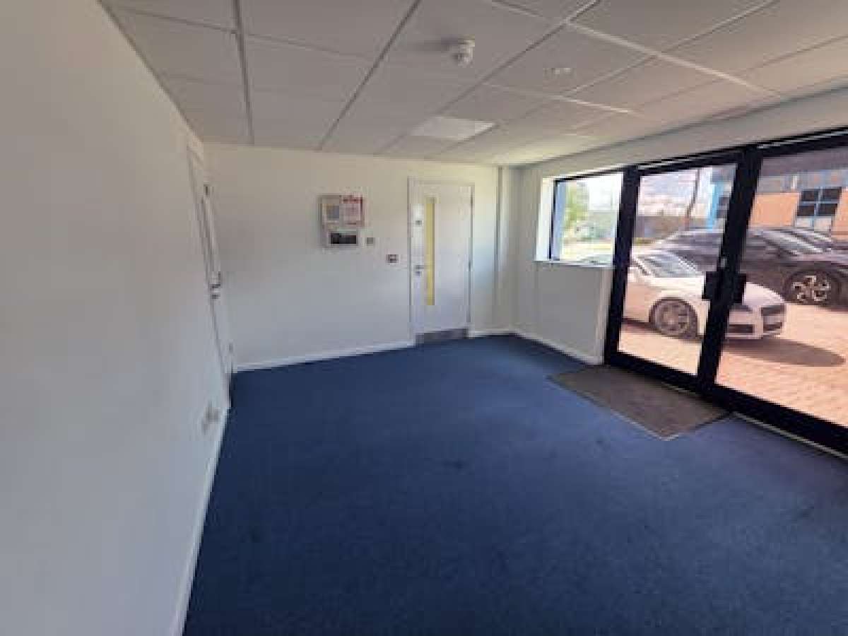 Industrial Unit in Waterlooville - photo 3