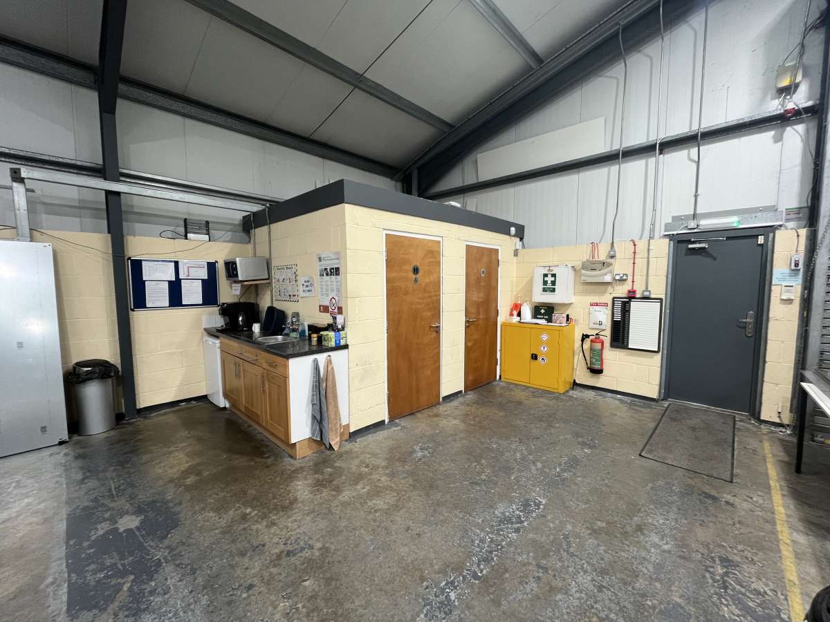 Industrial Unit in Wistow Road - photo 4