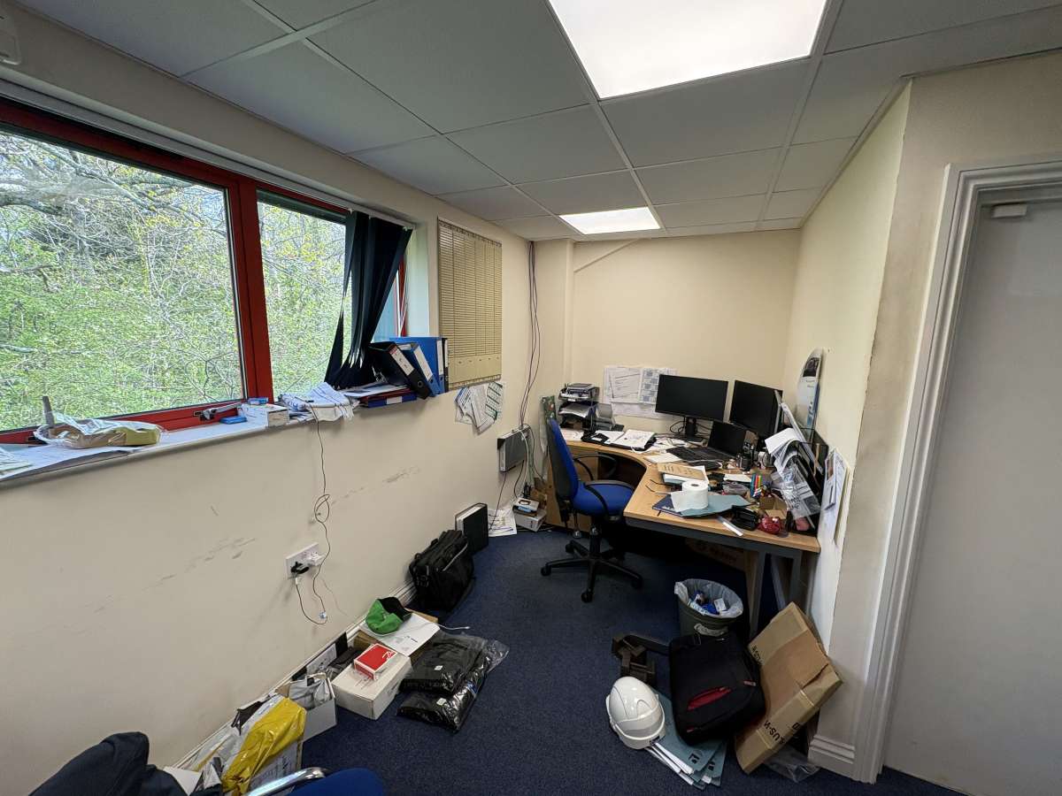 Industrial Unit in Bishops Waltham - photo 2