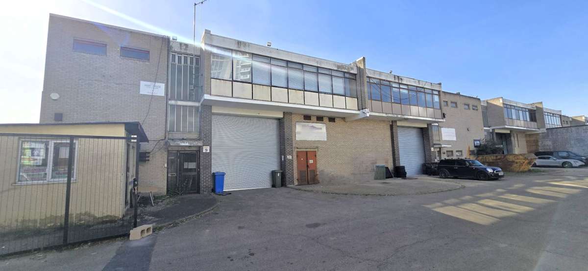 Industrial Unit in London - photo 2