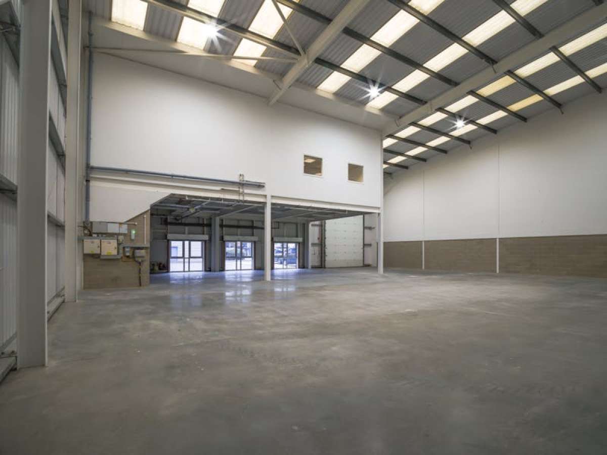 Industrial Unit in Weybridge - photo 3