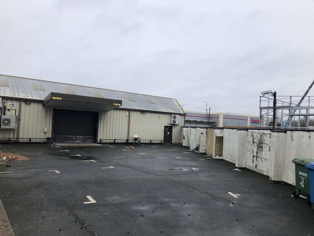 Industrial Unit in Sunbury-On-Thames - photo 2