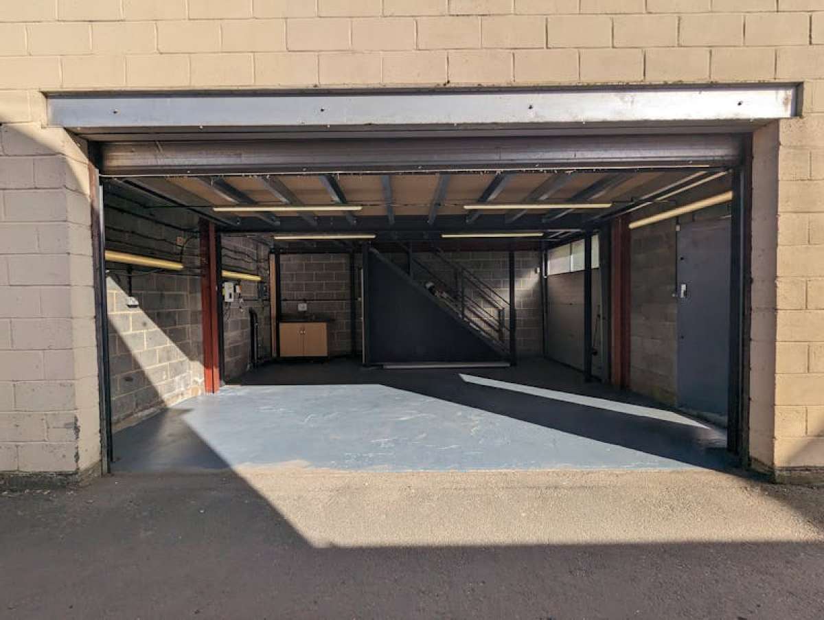 Industrial Unit in Addlestone - photo 2