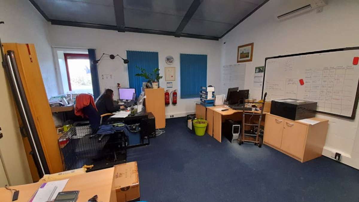 Office in Tadley - photo 2