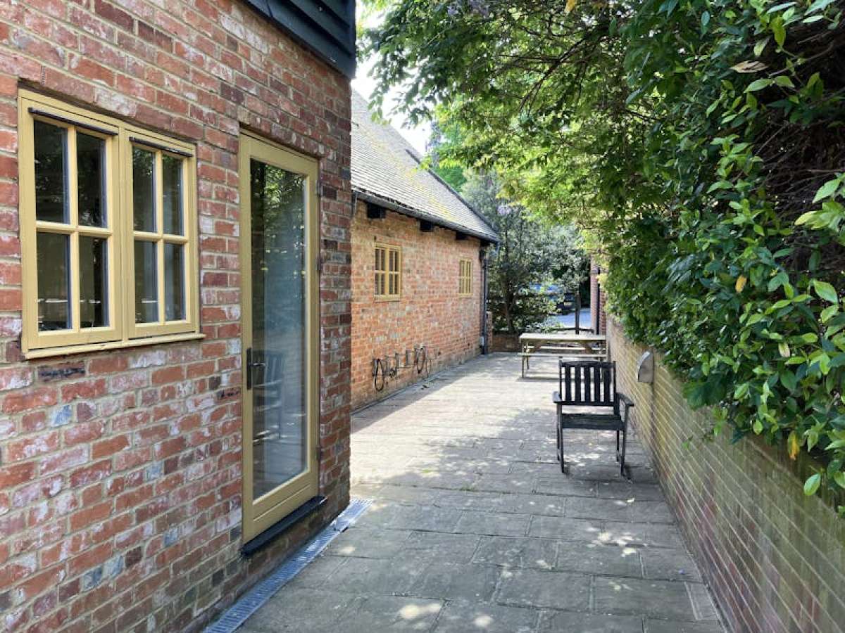 Office in Woking - photo 4