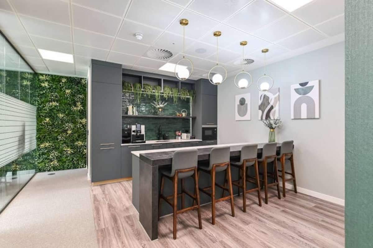 Office in Weybridge - photo 3