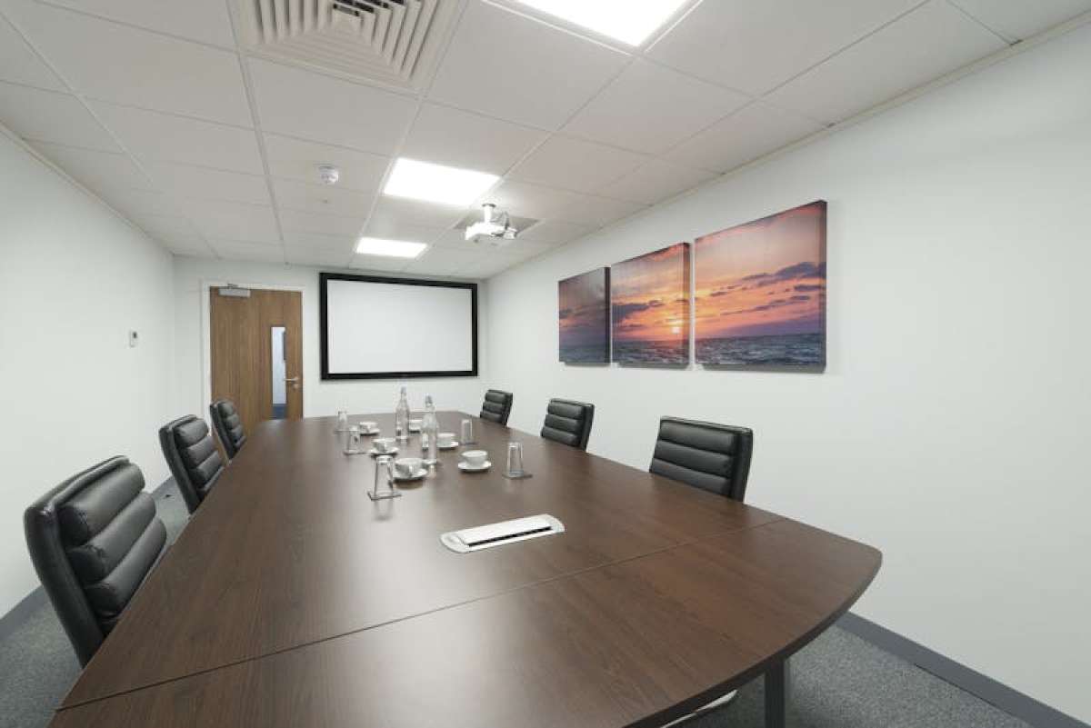 Office in Basingstoke - photo 2