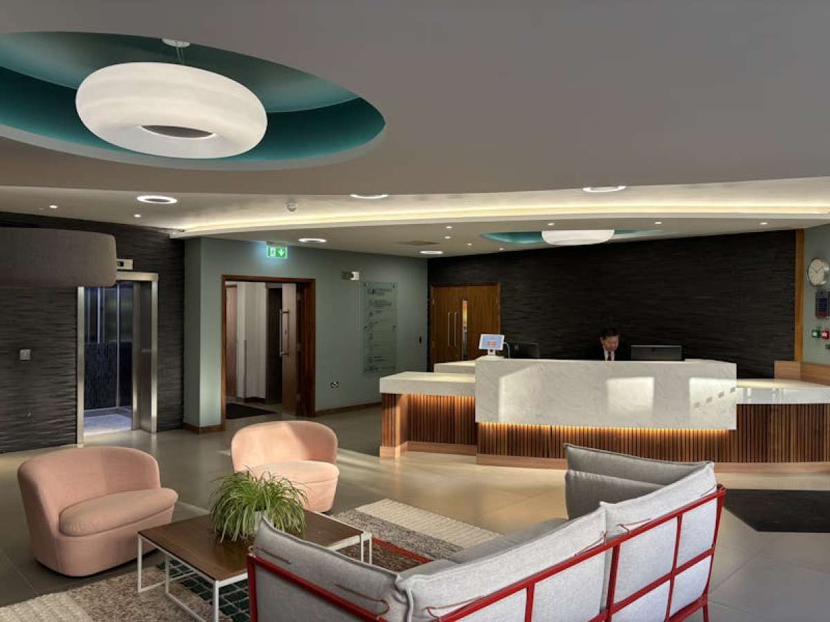 Office in Woking - photo 3