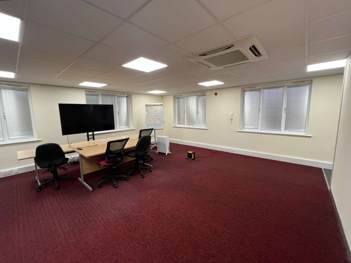 Office in Fareham - photo 4
