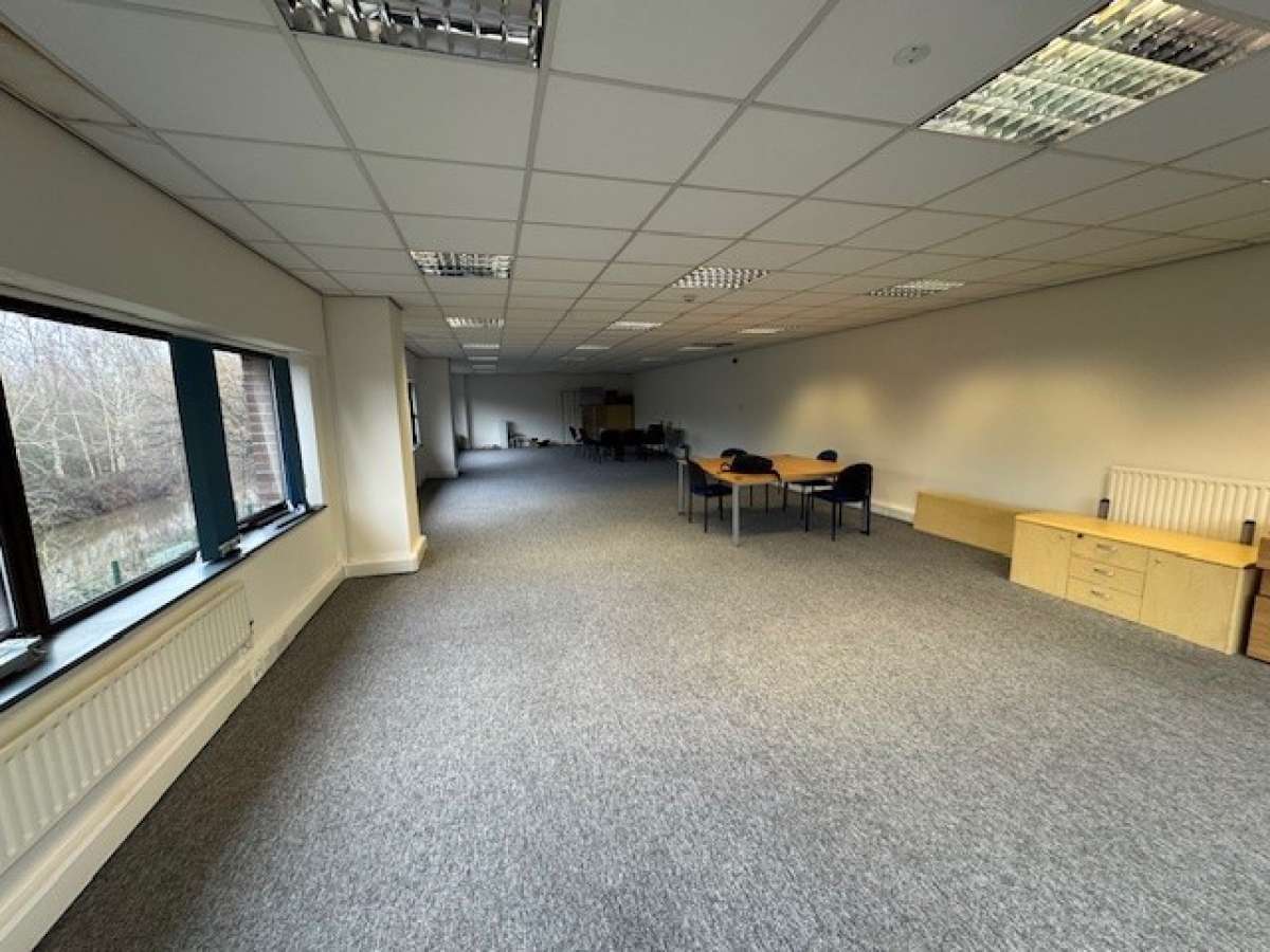 Office in Burton On Trent - photo 4