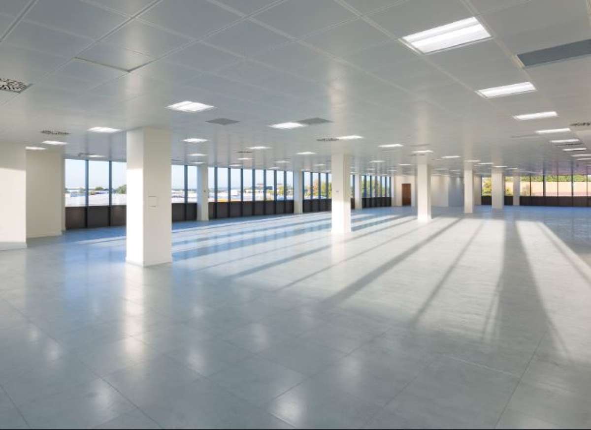 Office in Crawley - photo 2