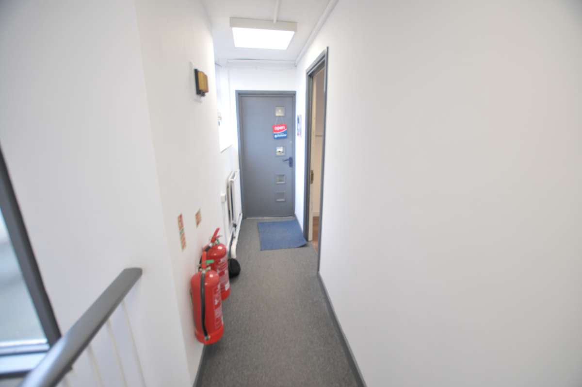 Office in Crawley - photo 4