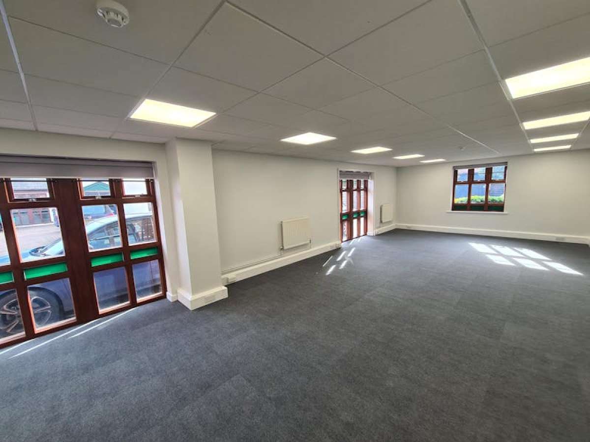 Office in Weybridge - photo 3