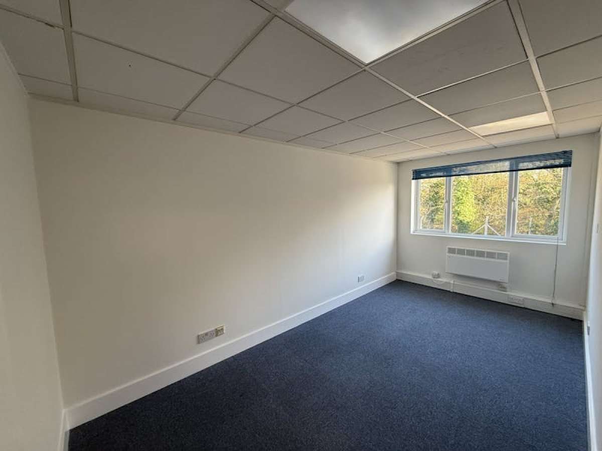 Office in Woking - photo 2