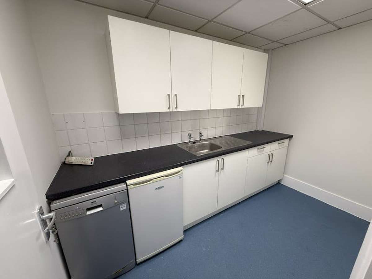 Office in Woking - photo 3