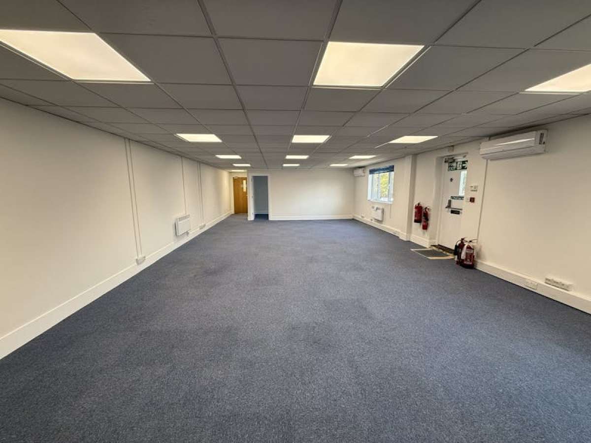 Office in Woking - photo 4