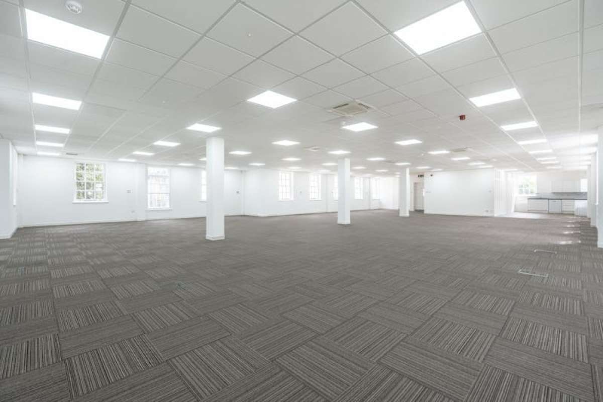 Office in Chertsey - photo 2