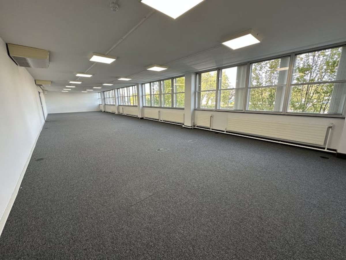 Office in Farnborough - photo 3