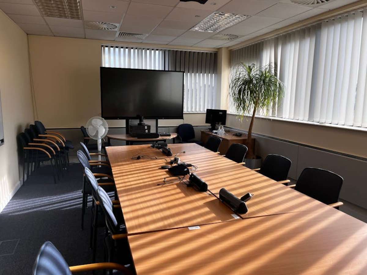 Office in Leatherhead - photo 2