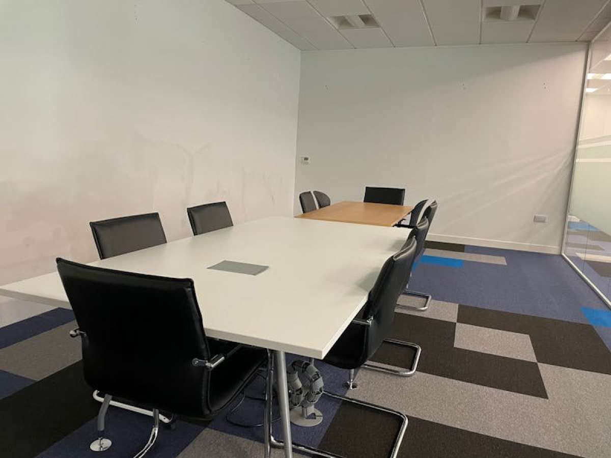 Office in Chertsey - photo 3