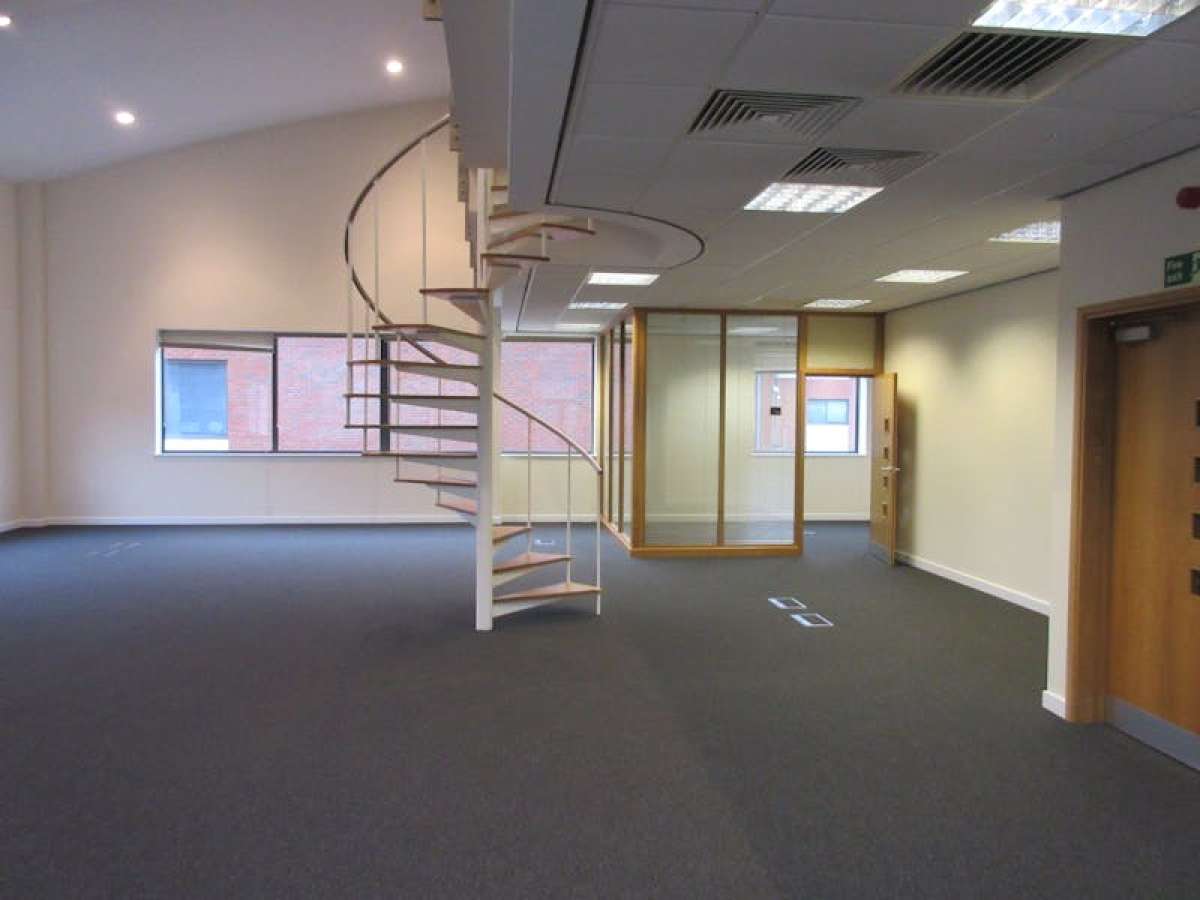 Office in Weybridge - photo 3