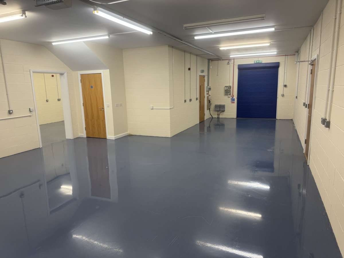 Office in Burton On Trent - photo 4