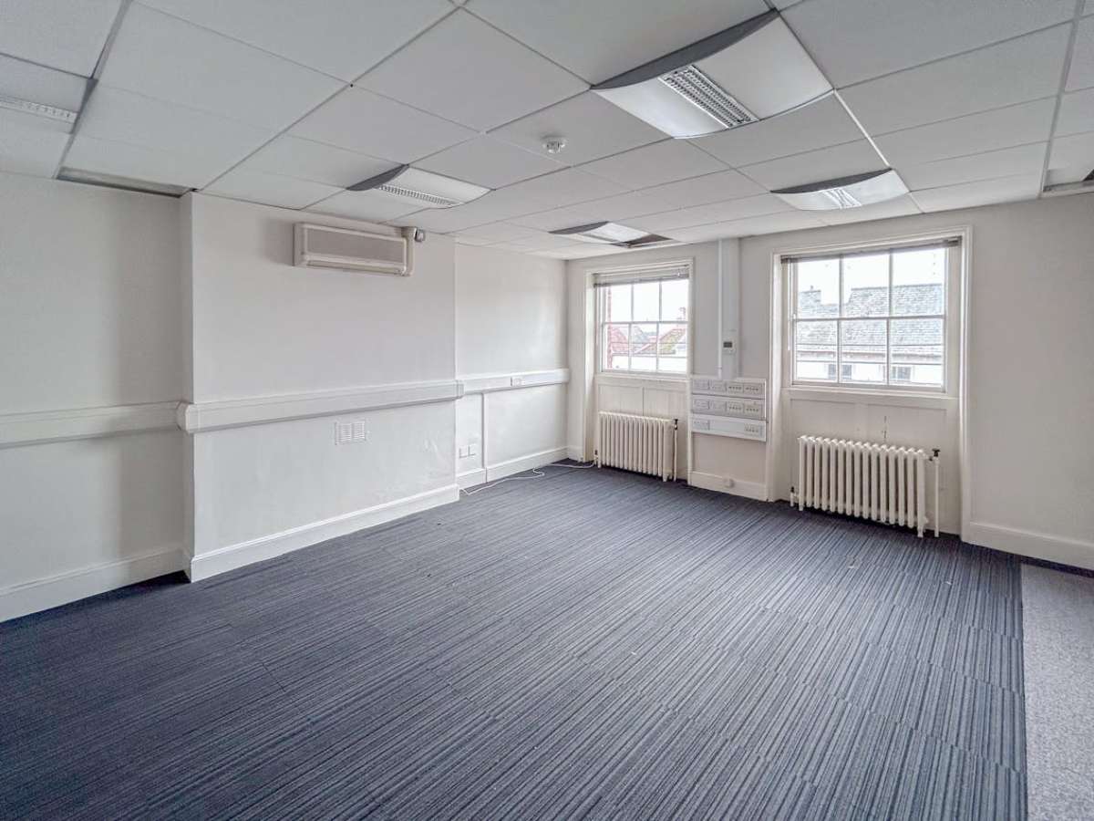 Office in Lymington - photo 3