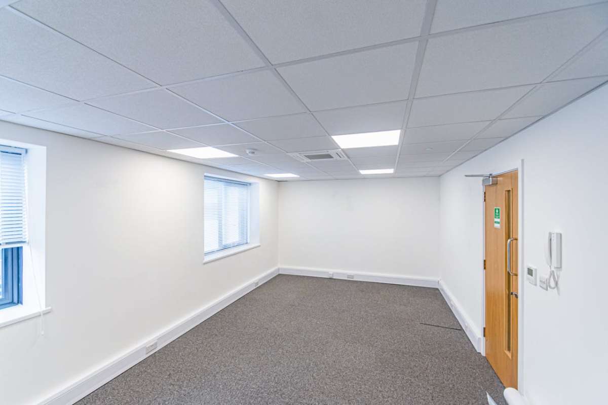 Office in Wimborne - photo 3